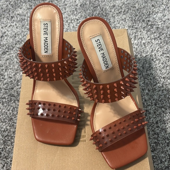 HOST PICK 🌟 GUC Steve Madden Luna Tan Studded Heels Size 6 - Picture 1 of 7